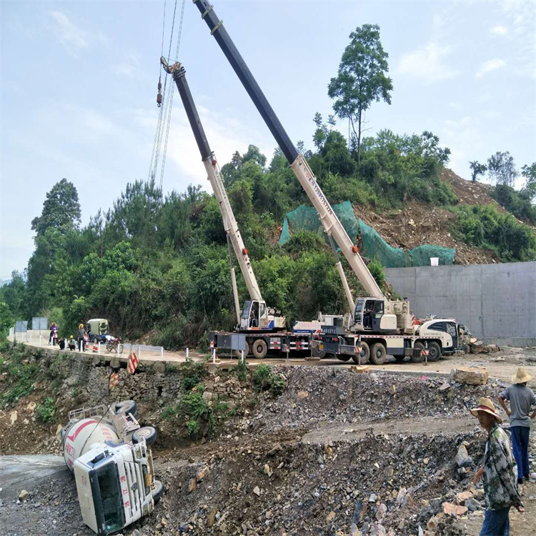 于都县汽车掉沟里叫吊车救援要多少钱